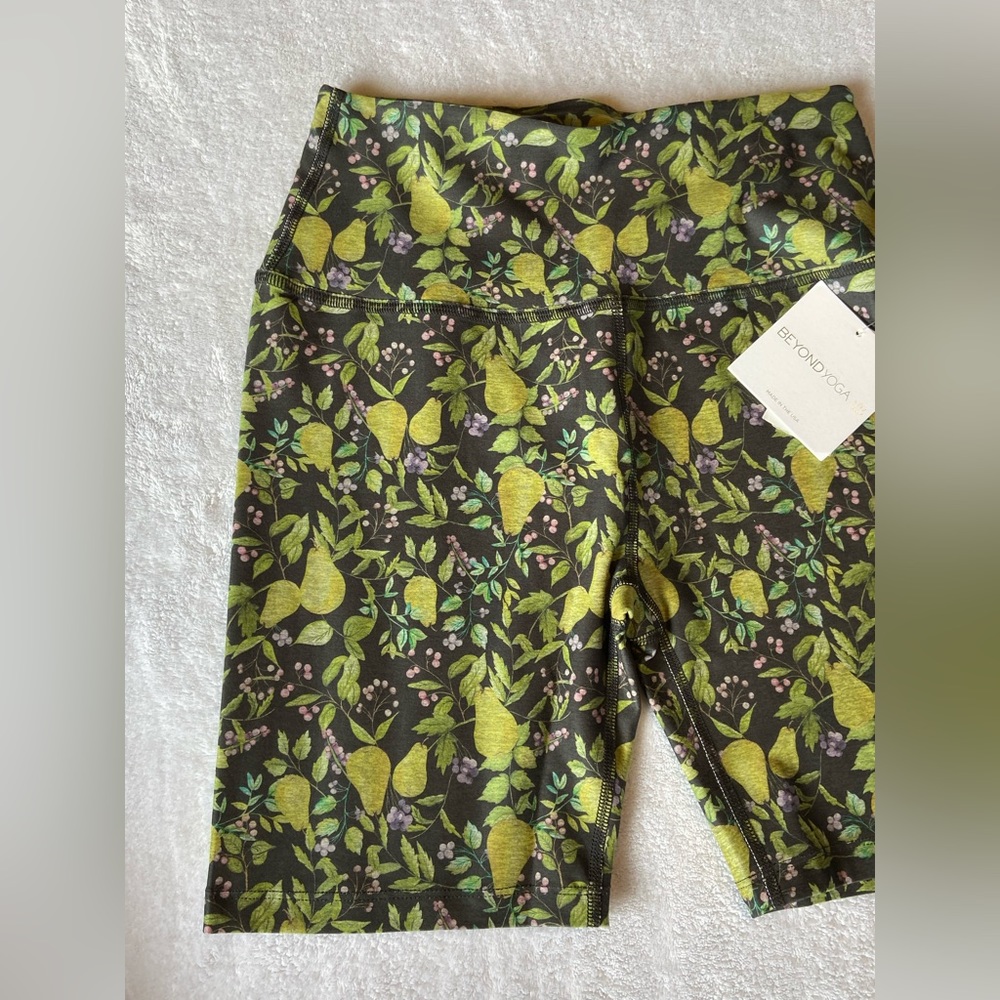 NWT 🍐Beyond Yoga Shorts♠️ - Picture 2 of 5